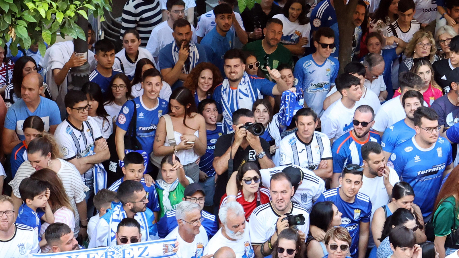 Baño de masas del Xerez CD en Jerez por su ascenso