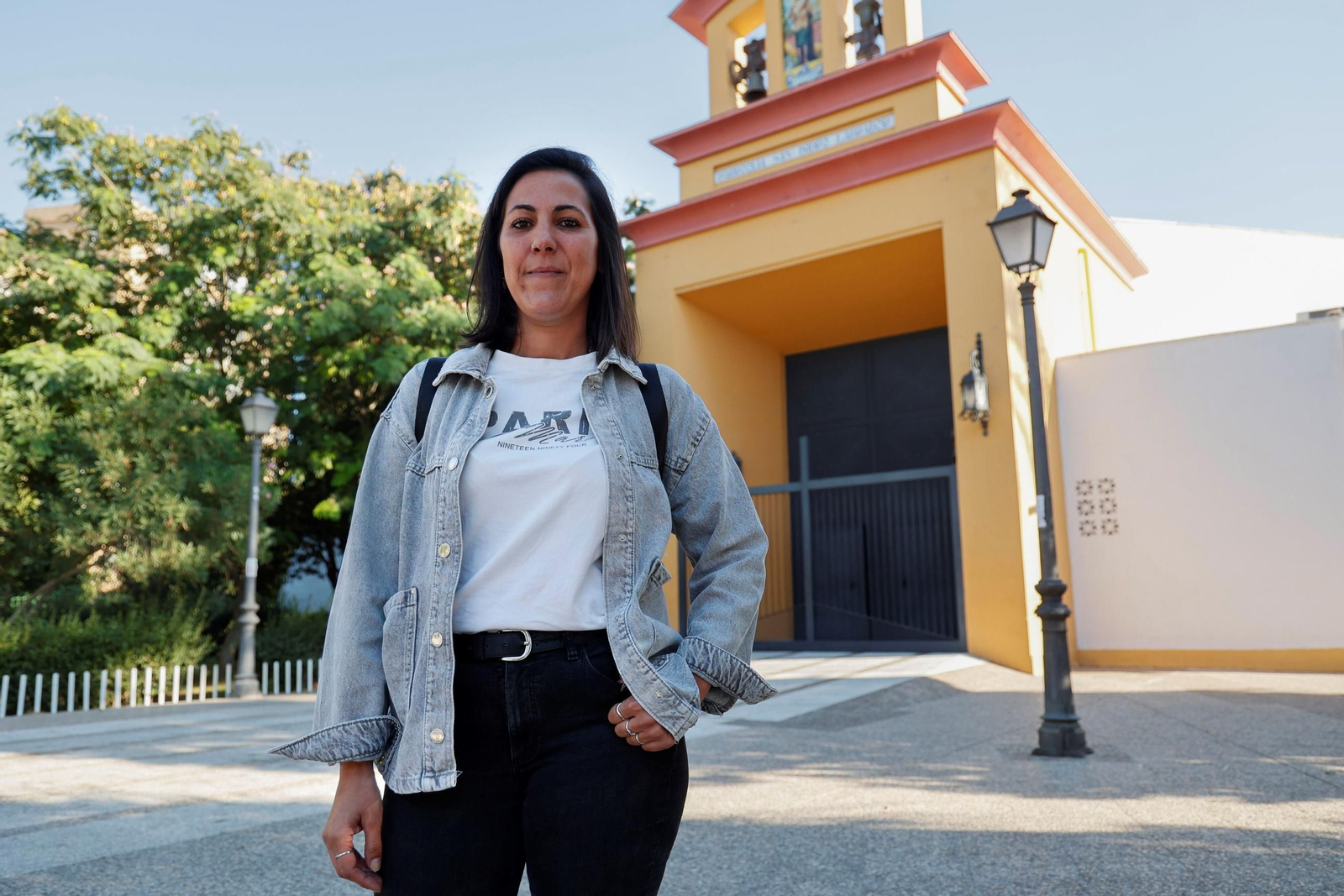Mercedes García, en la puerta de la parroquia de San Isidro Labrador.
