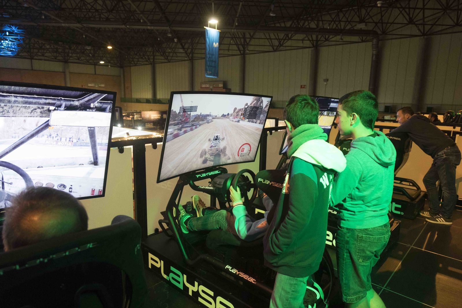 Dos jóvenes asisten a una competición.