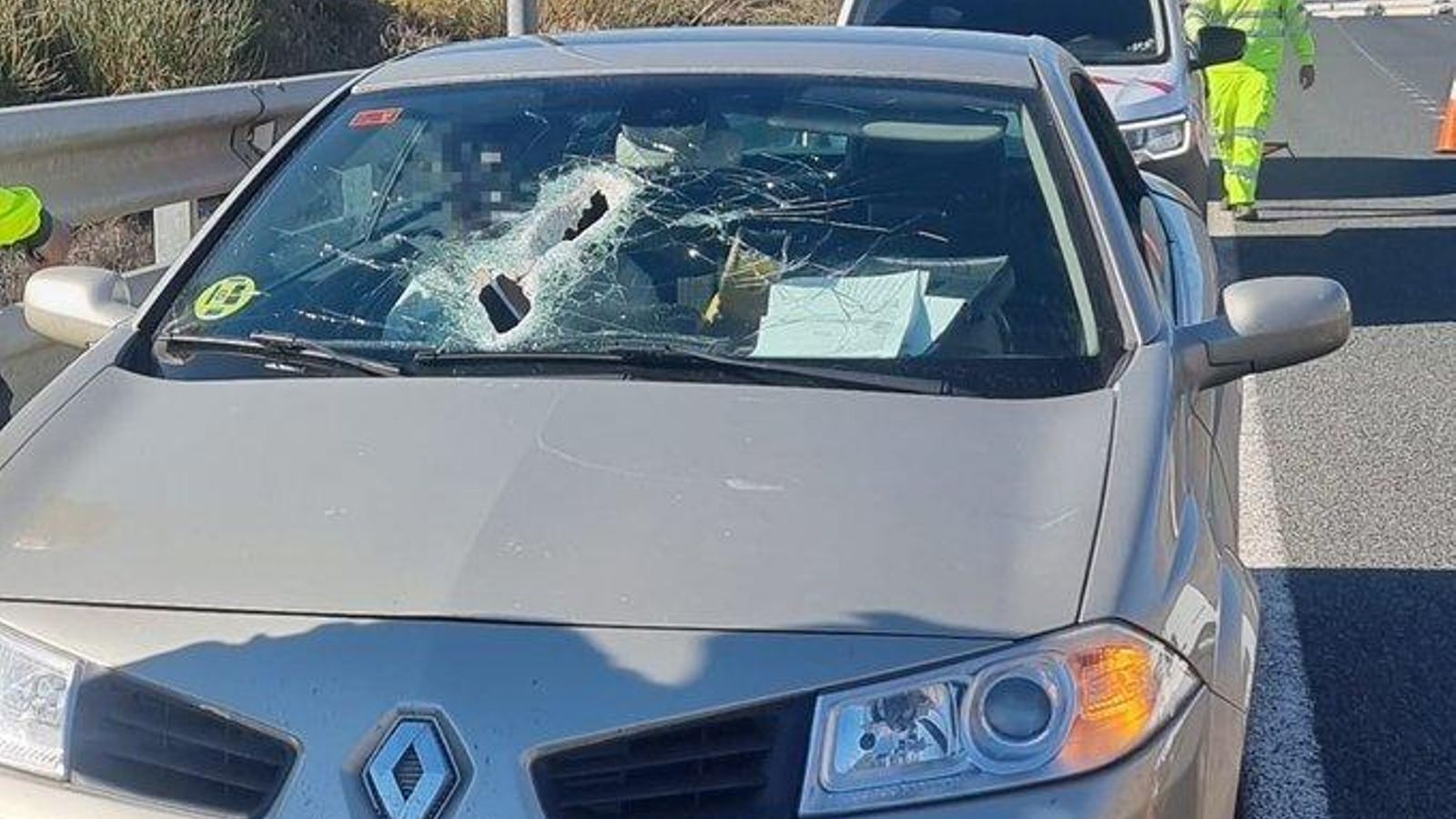 El exterior del vehículo que sufrió el impacto