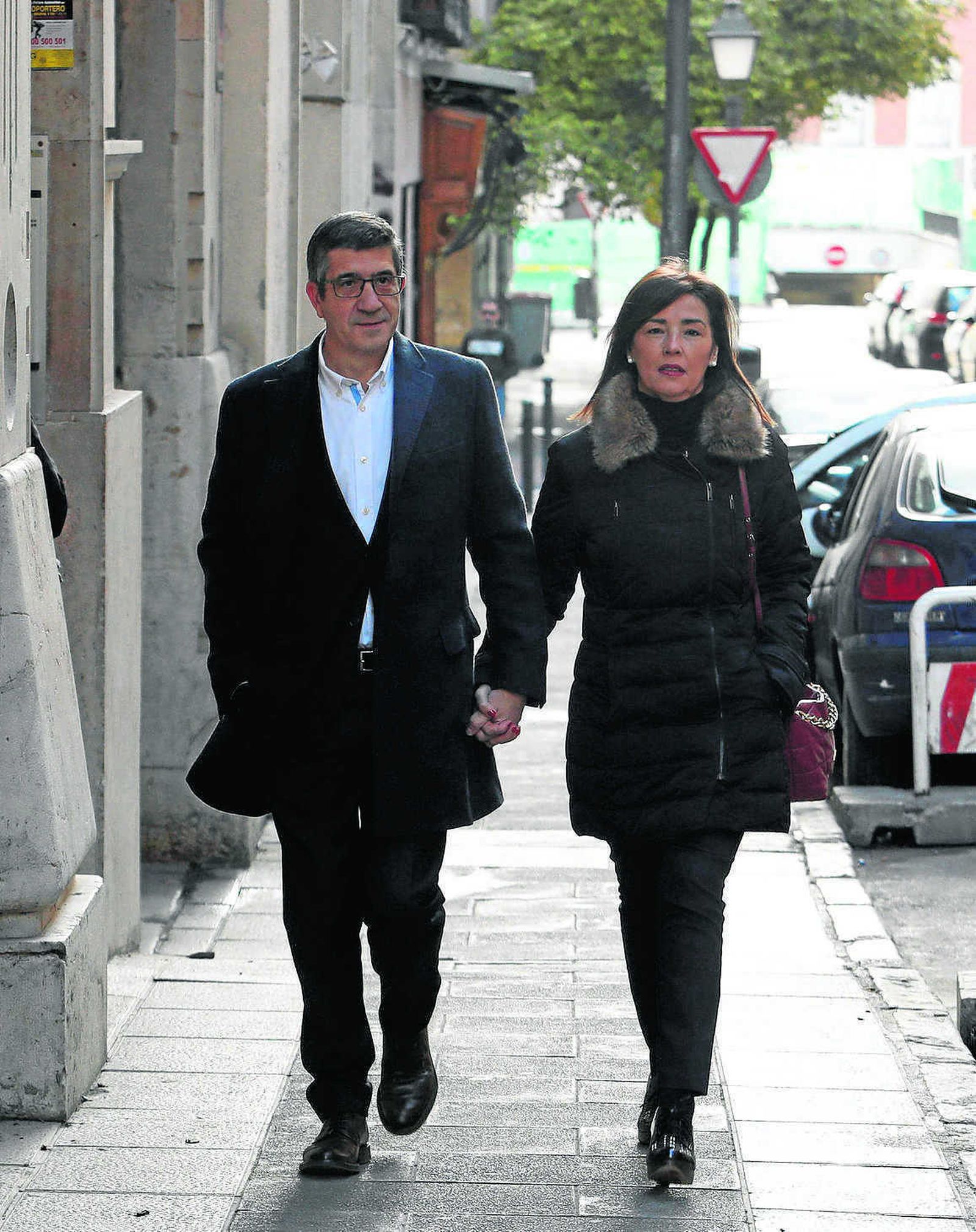 Patxi López y su esposa, Begoña Gil, el domingo antes de presentar su candidatura.