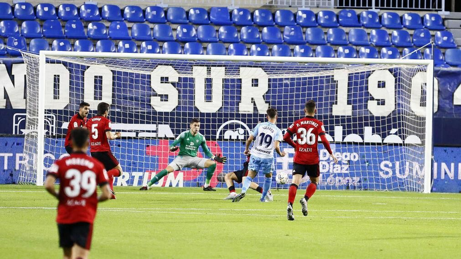 Lance del partido de esta temporada en La Rosaleda contra el Mirandés.