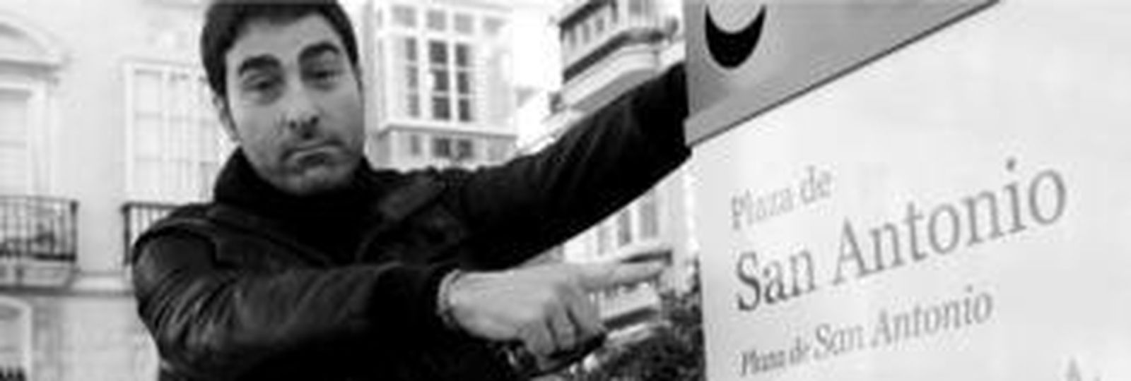 Antonio Martínez Ares posa en el cartel que señala que se encuentra en la plaza de San Antonio, donde esta tarde ofrecerá un pregón de Carnaval diferente.