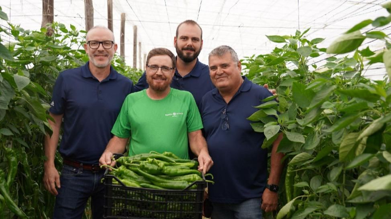 Parte del equipo de Ramiro Arnedo con el pimiento verde.