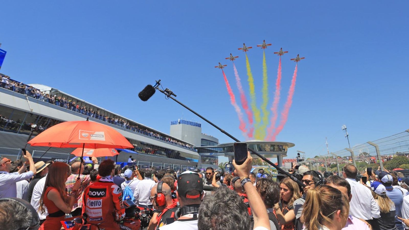 La Patrulla Águila sobrevoló Jerez y un Circuito atestado de público.