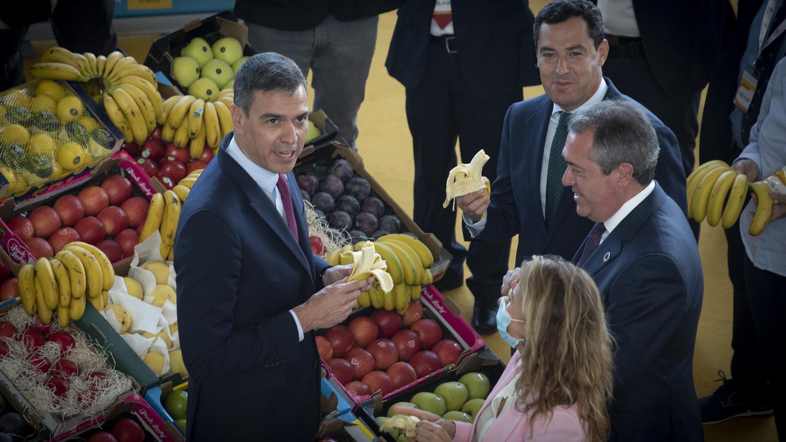 Pedro Sánchez, Juan Manuel Moreno, Juan Espadas y Raquel Sánchez, en uno de los expositores instalados en Fibes durante la celebración de los foros.