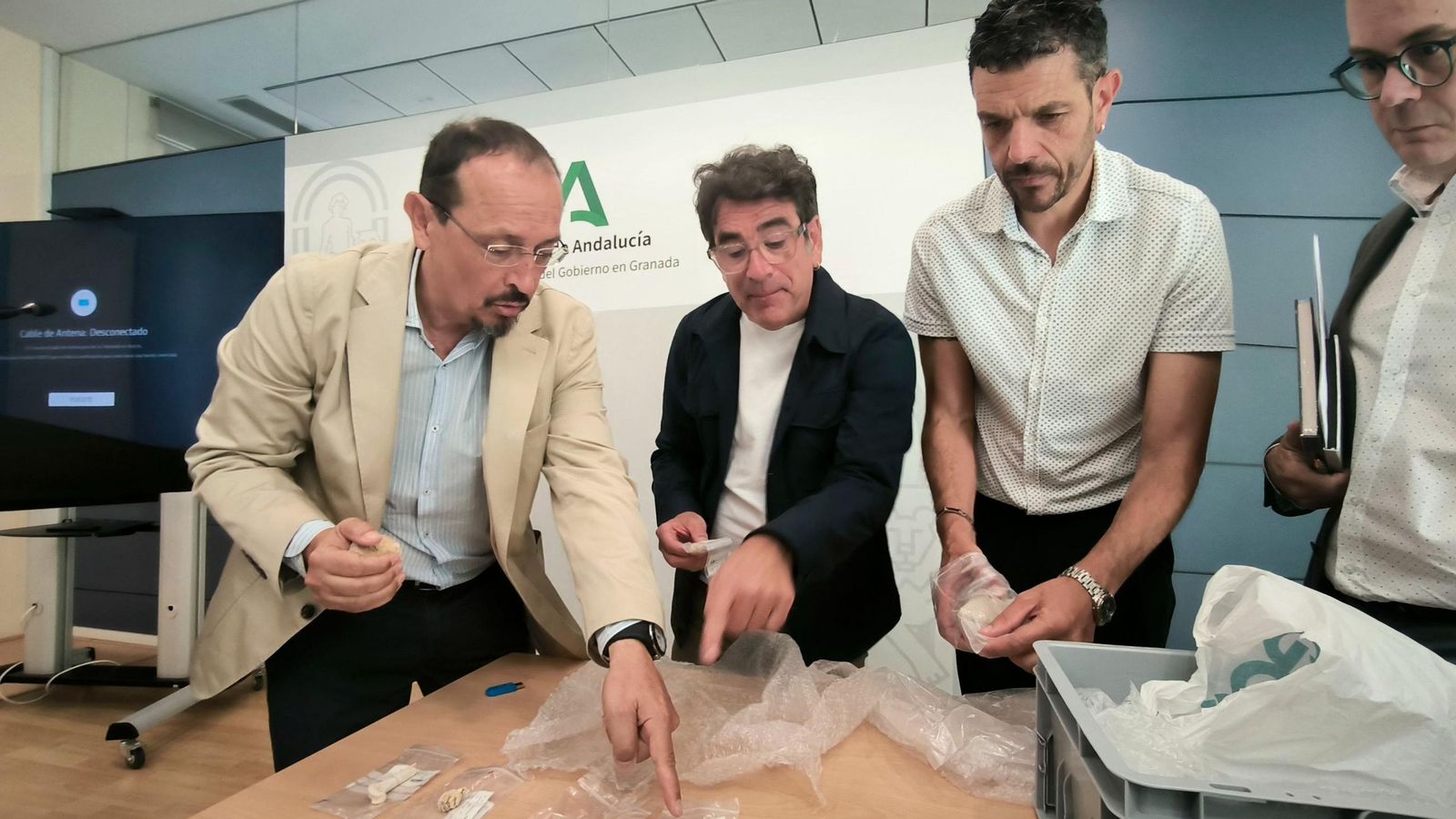 El delegado de Turismo, Cultura y Deporte, Fernando Egea, y el arqueólogo Juan Manuel Jiménez en las excavaciones de Orce