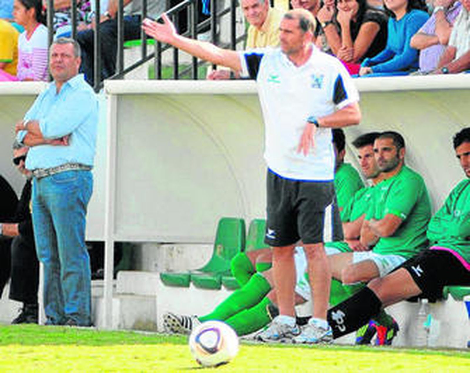 Javier Ravelo será el encargado de transmitir las órdenes de Pepe Carrete, en la grada por sanción.