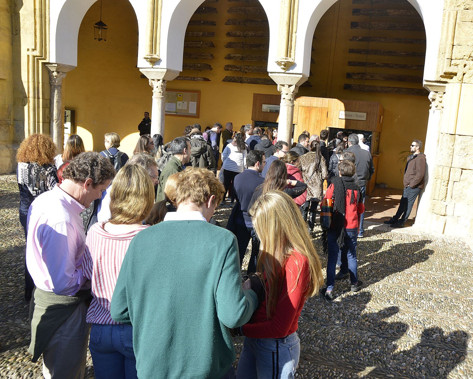 Colas en la Mezquita para adquirir una entrada.