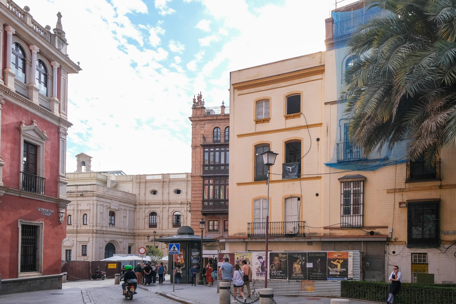 El edificio residencial de tres plantas se transformará en apartamentos turísticos. Al fondo, la Casa Consistorial.