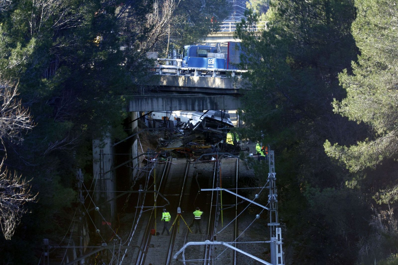 Trabajos de desguace y retirada del tren accidentado en Gelida  (Barcelona) el pasado día 20 de enero