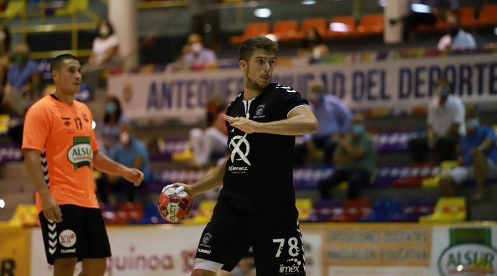 David Estepa se dispone a ejecutar un siete metros con el Ximénez.