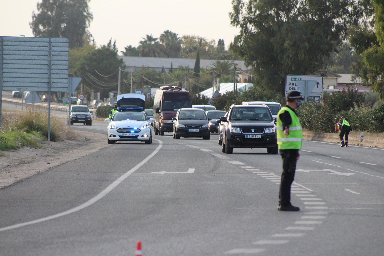 El control de la Policía a la salida de Córdoba, en fotografías