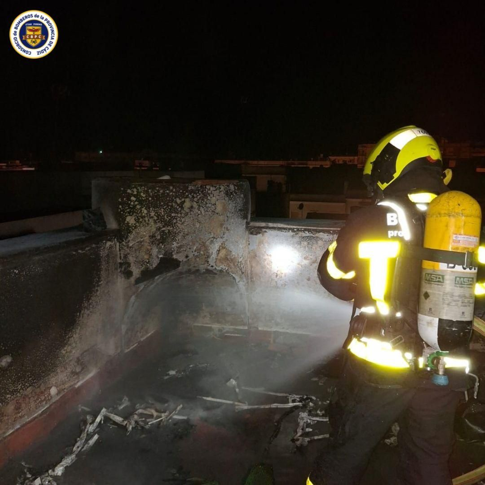 Estado en que quedó la terraza de la calle Sagasta en que se produjo el incendio. Estado en que quedó la terraza de la calle Sagasta en que se produjo el incendio.