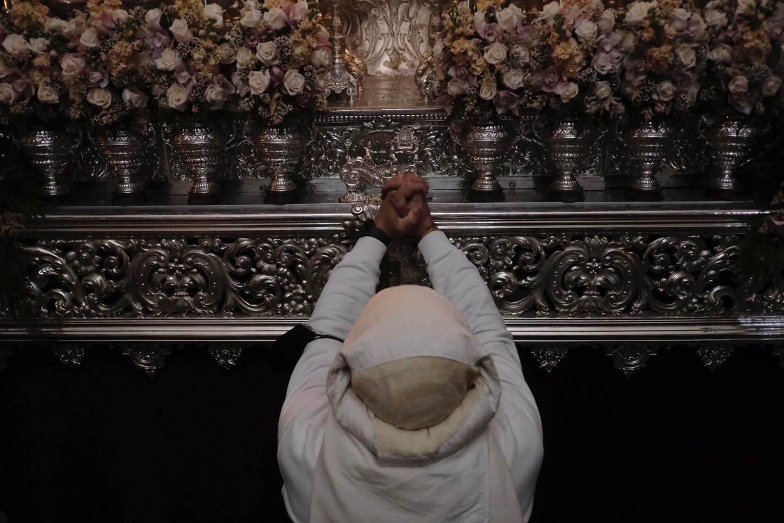 Costalero de Padre Jesús rezando ante el paso de la Virgen de los Dolores