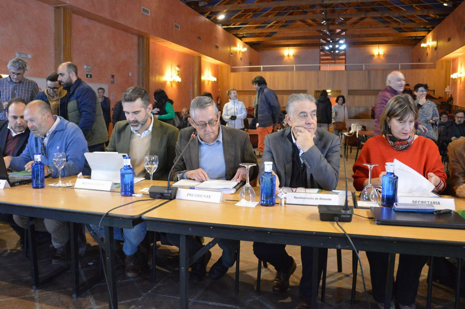 El alcalde de Almonte, Francisco Bella, con el presidente del Consejo de Participación de Doñana, Miguel Delibes, y el portavoz de la Junta,  Ramón Fernández-Pacheco, entre otras autoridades.