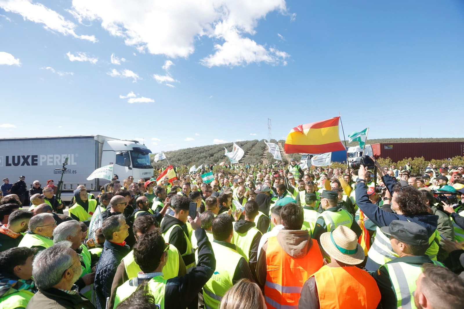 Los agricultores cortan la A-45 en Lucena, en imágenes