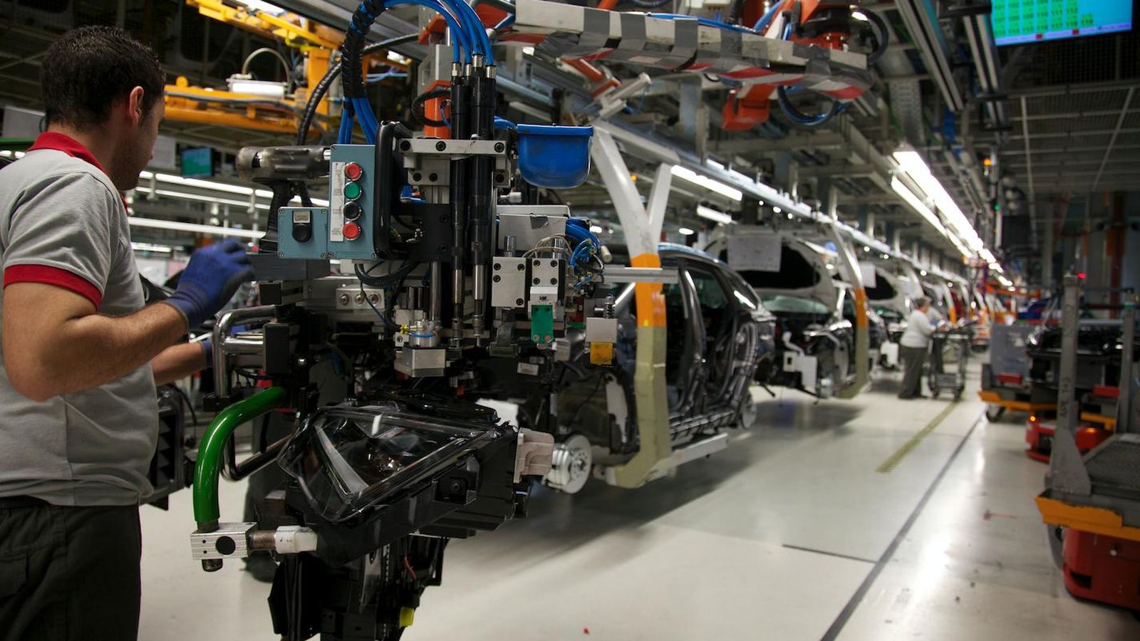 El Grupo Volkswagen produjo en España un total de 654.852 vehículos, lo que supuso un incremento del 8 por ciento en tasa interanual y 48.530 unidades más que en 2021. 366.764 salieron de Martorell y 288.088 de Navarra.