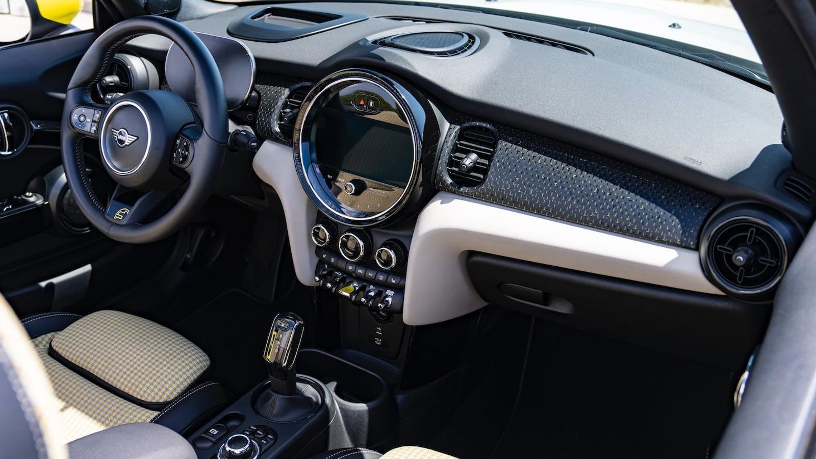 Salpicadero, instrumentación, mandos... son tal cual los de la versión eléctrica que sí está a la venta.