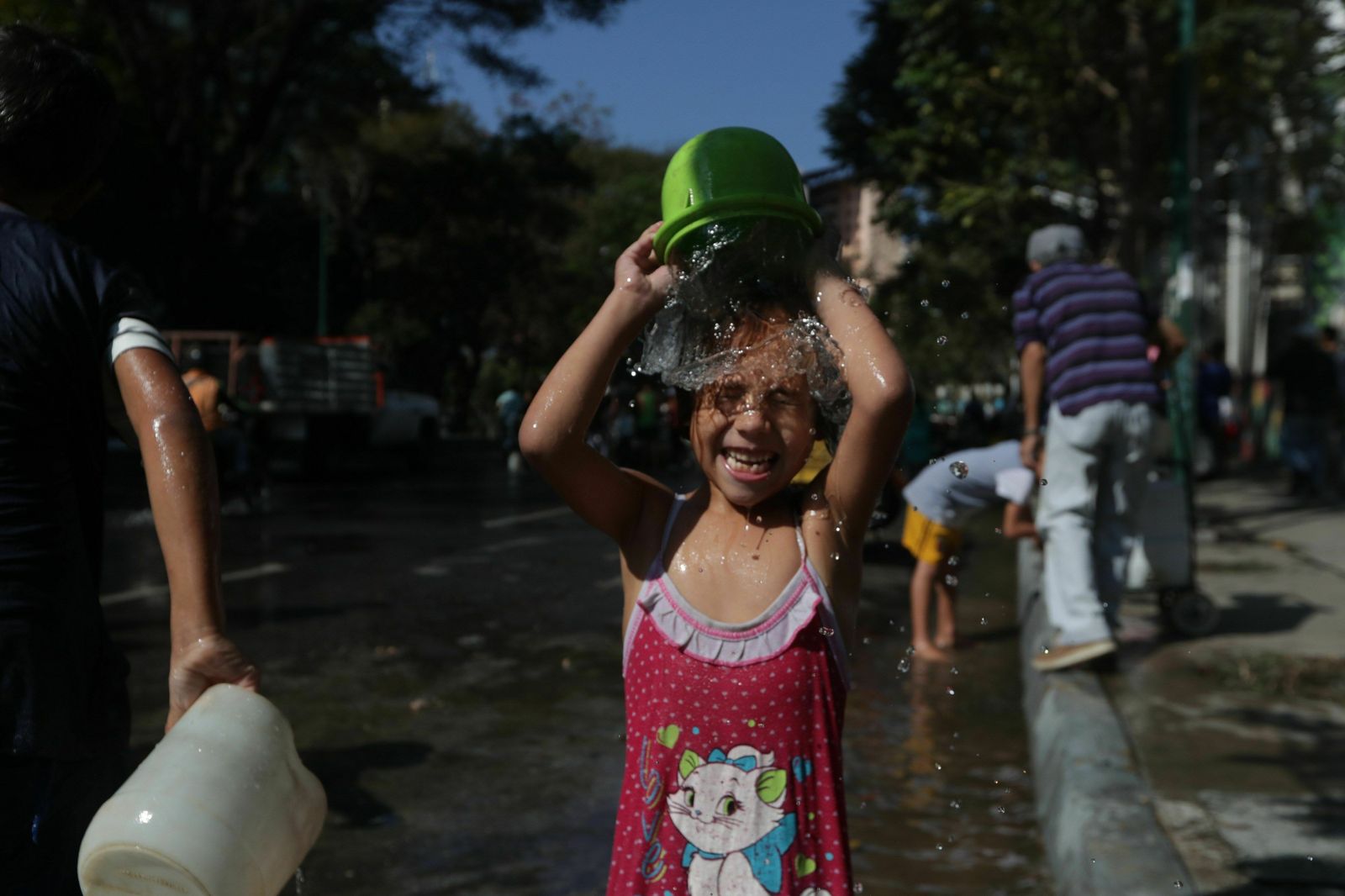 Una niña disfruta del agua tras varias jornadas de escasez en Venezuela.