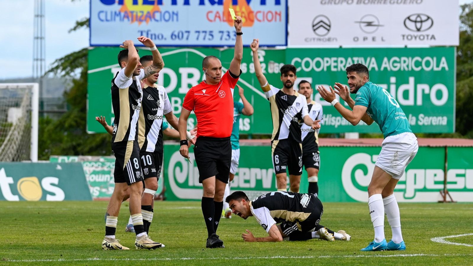 Ruyman protesta al colegiado al ver amarilla después de una fea entrada a Diego.