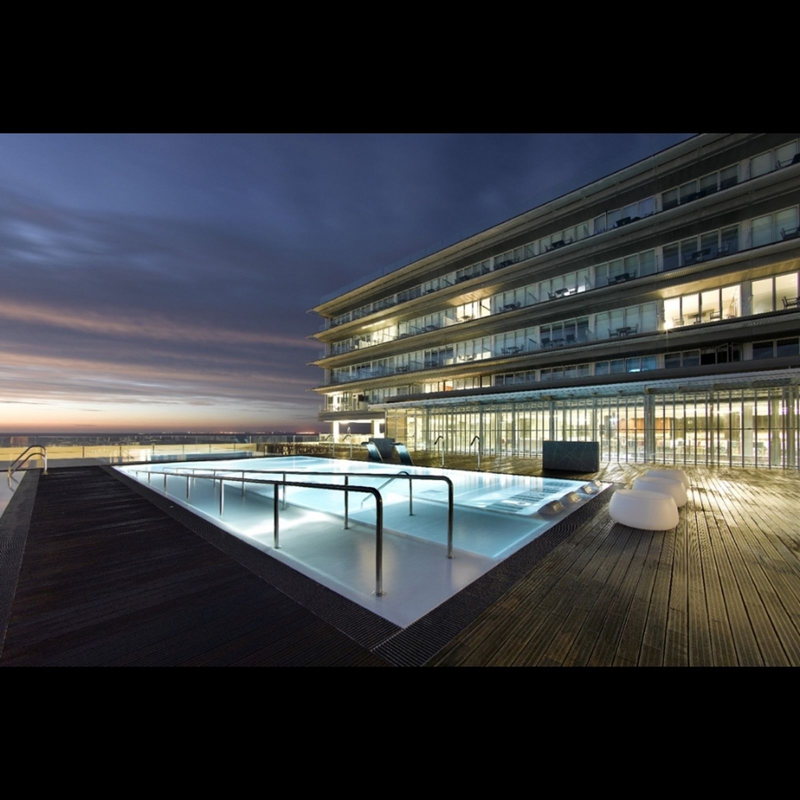 Detalle nocturno exterior del Parador de Cádiz.