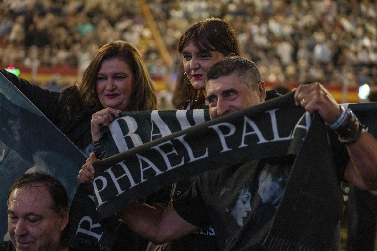 Las mejores imágenes del concierto de Raphael en la plaza de toros de Almería