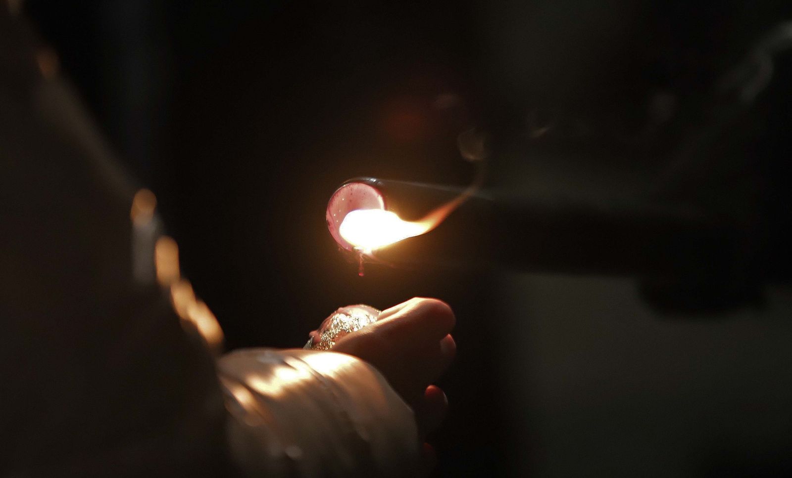 Un cirio encendido en una procesión de la Semana Santa de 2025.