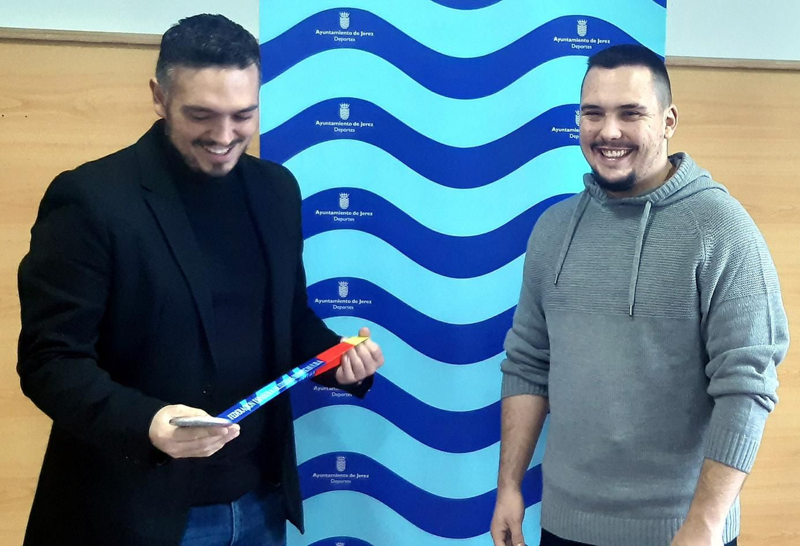 Jesús Alba mira la medalla lograda por Pablo Torres en el Mundial en Pontevedra.