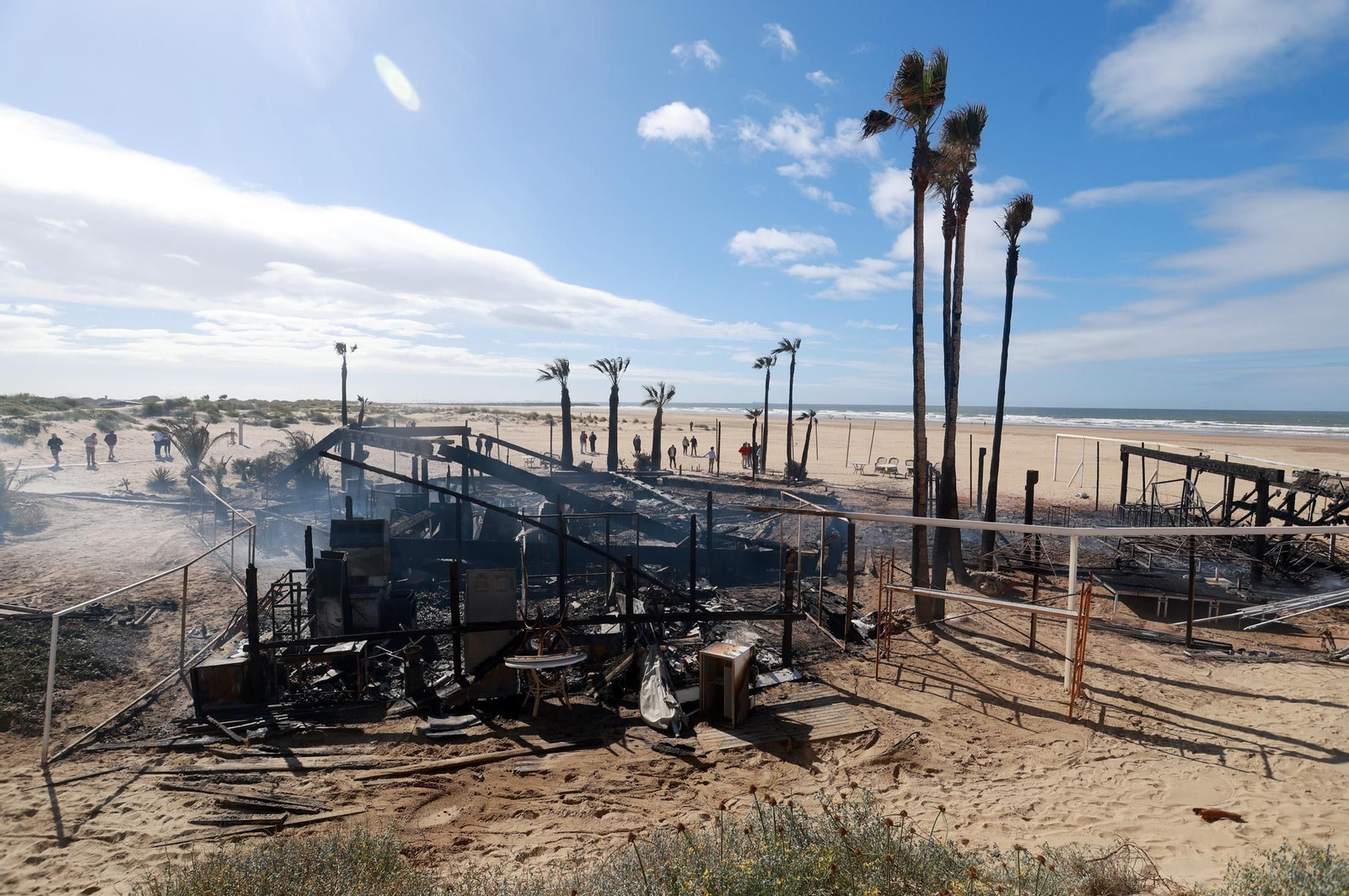 Imágenes del chiringuito El Tabla tras el debastador incendio