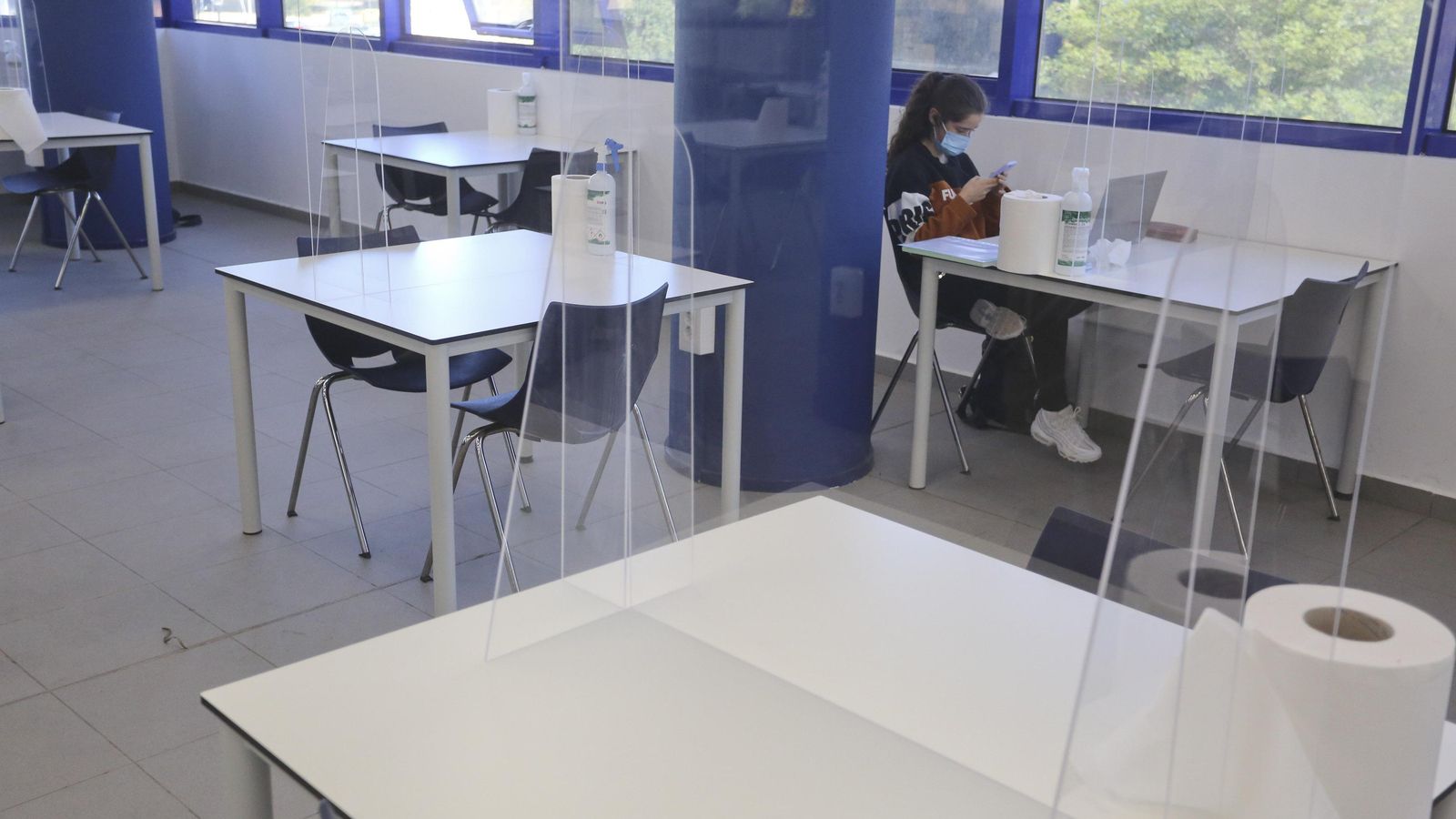 Comedor de Ciencias adaptado para el estudio o el seguimiento de clases on line.