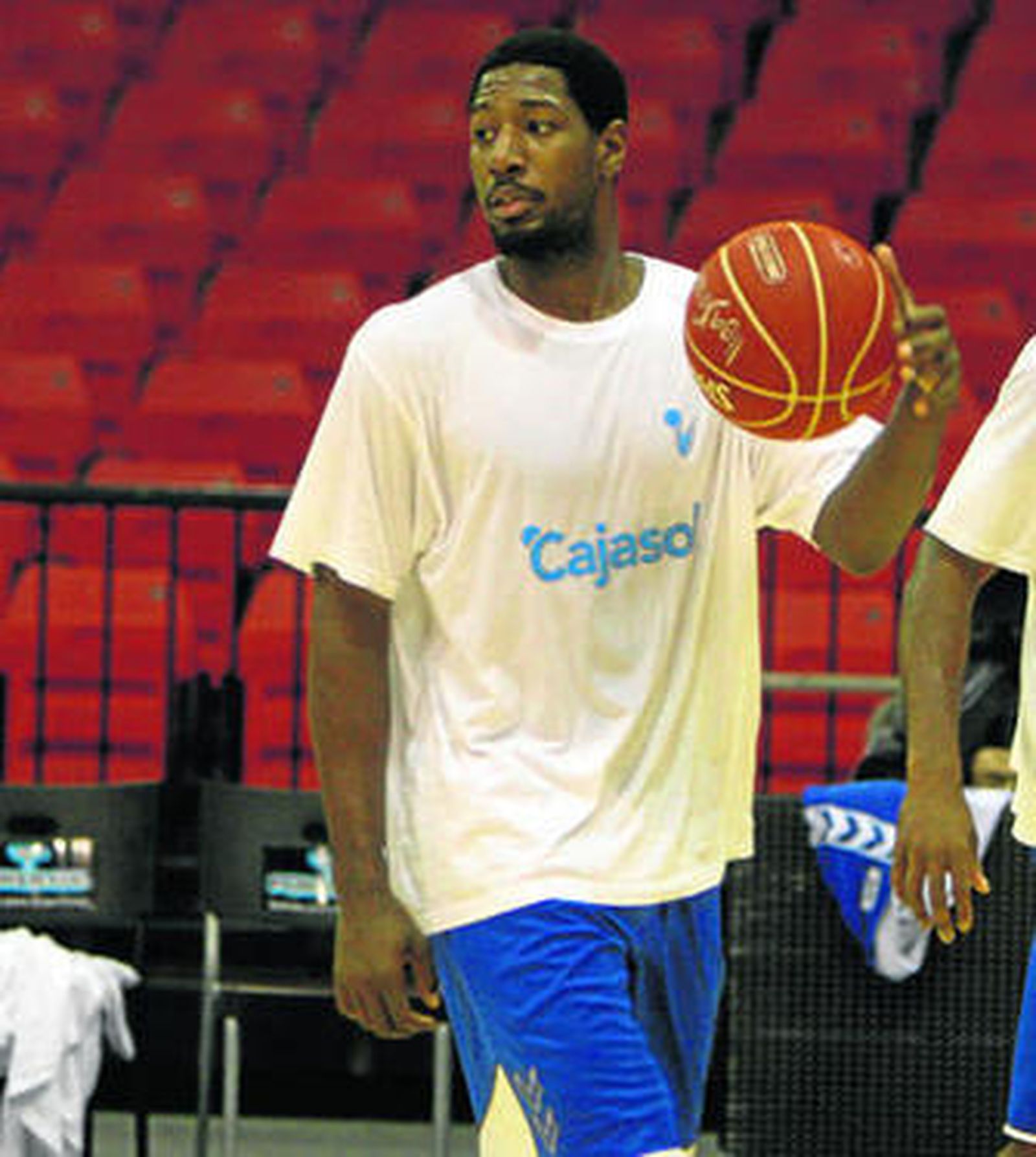 Holland bota el balón durante un entrenamiento en el pabellón San Pablo.