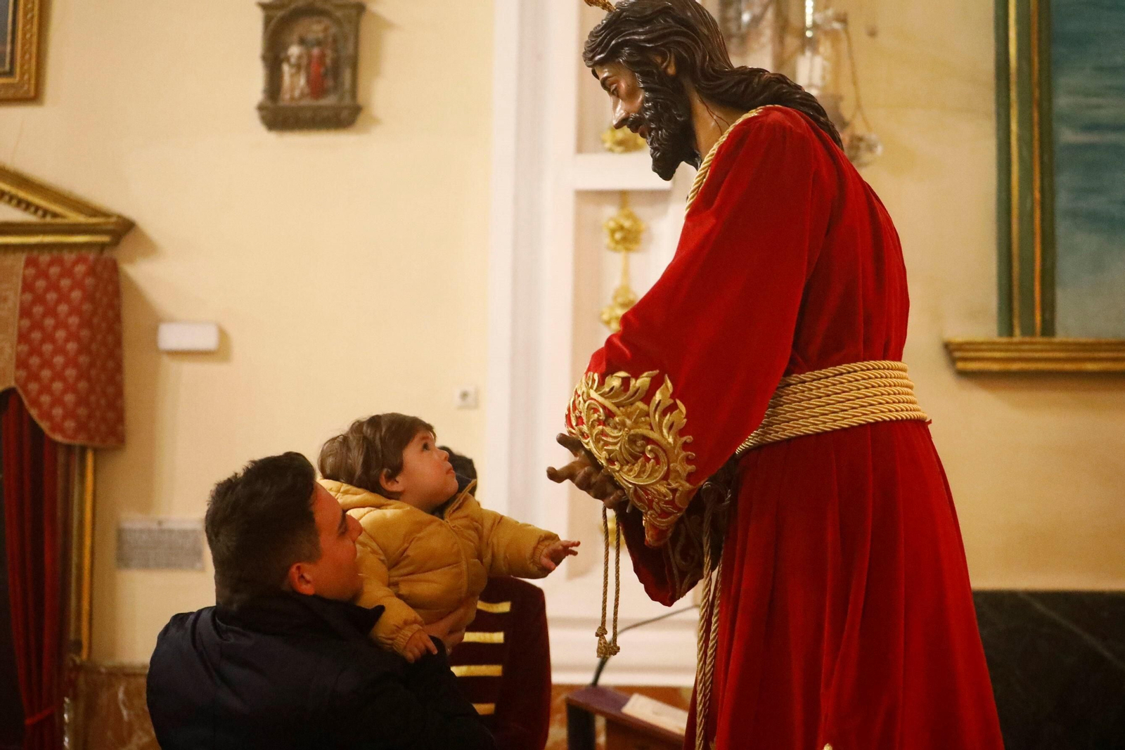 El besapiés del Señor del Prendimiento de Córdoba, en imágenes