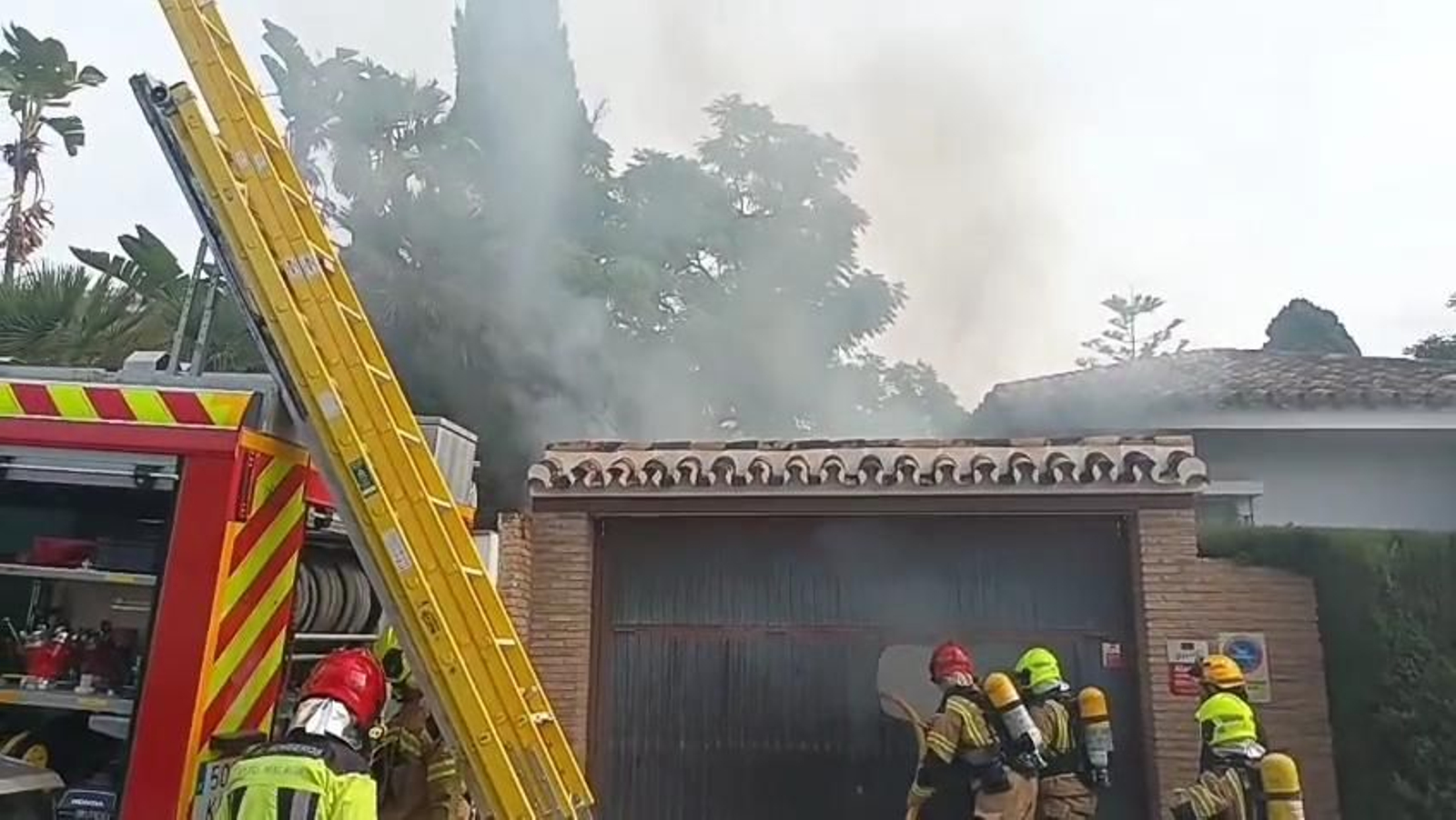 Actuación de los bomberos en El Palo.