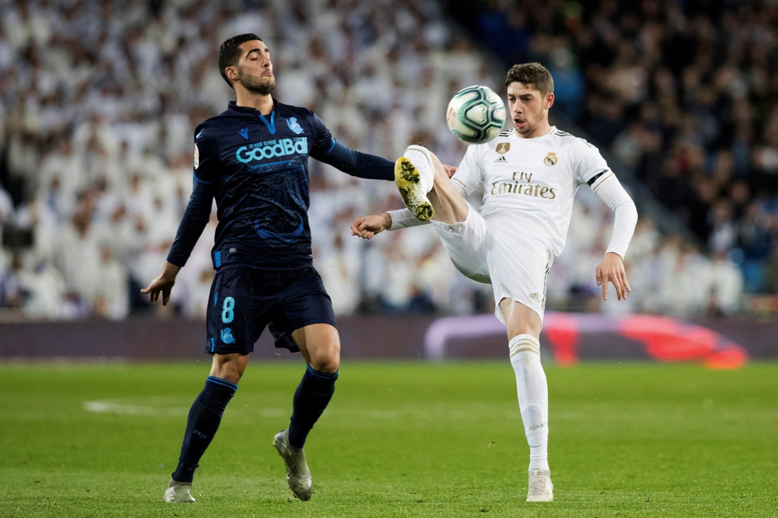 Mikel Merino presiona a Fede Valverde.