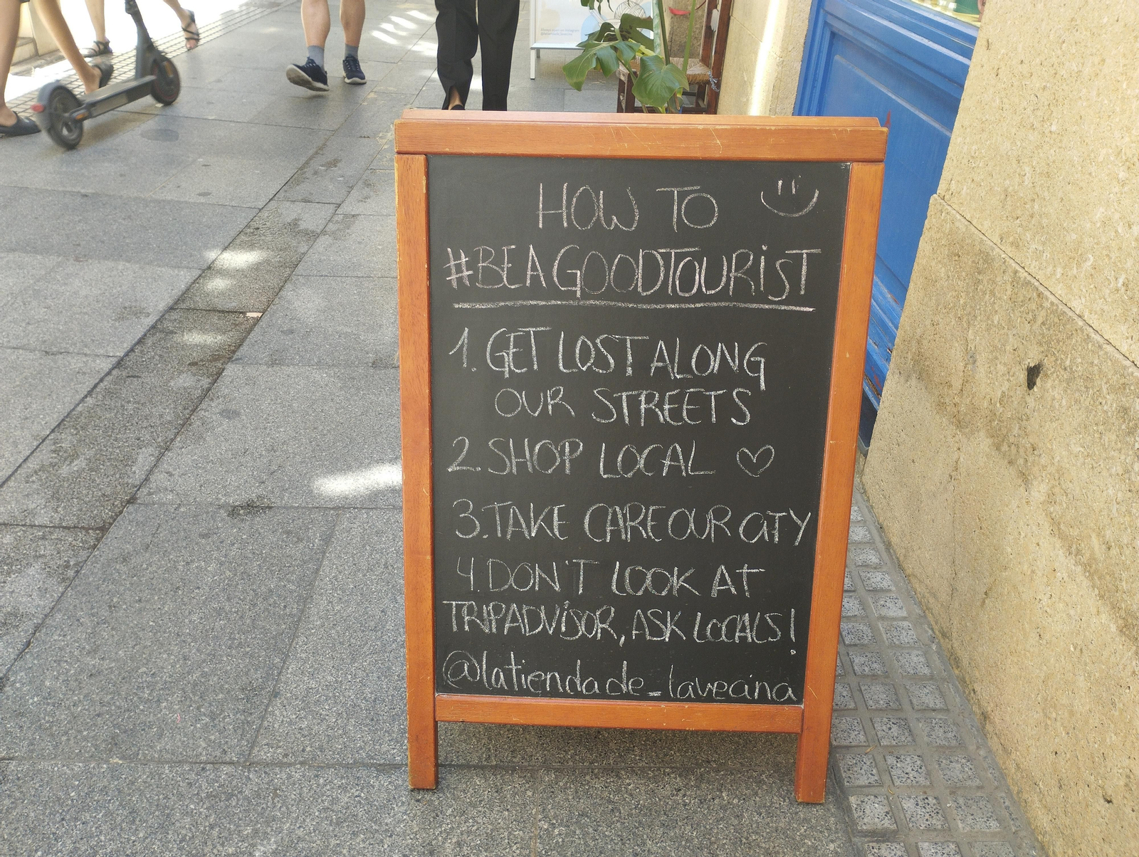 Pizarra de La Tienda de La Vecina en la que da una serie de consejos de cómo ser un buen turista
