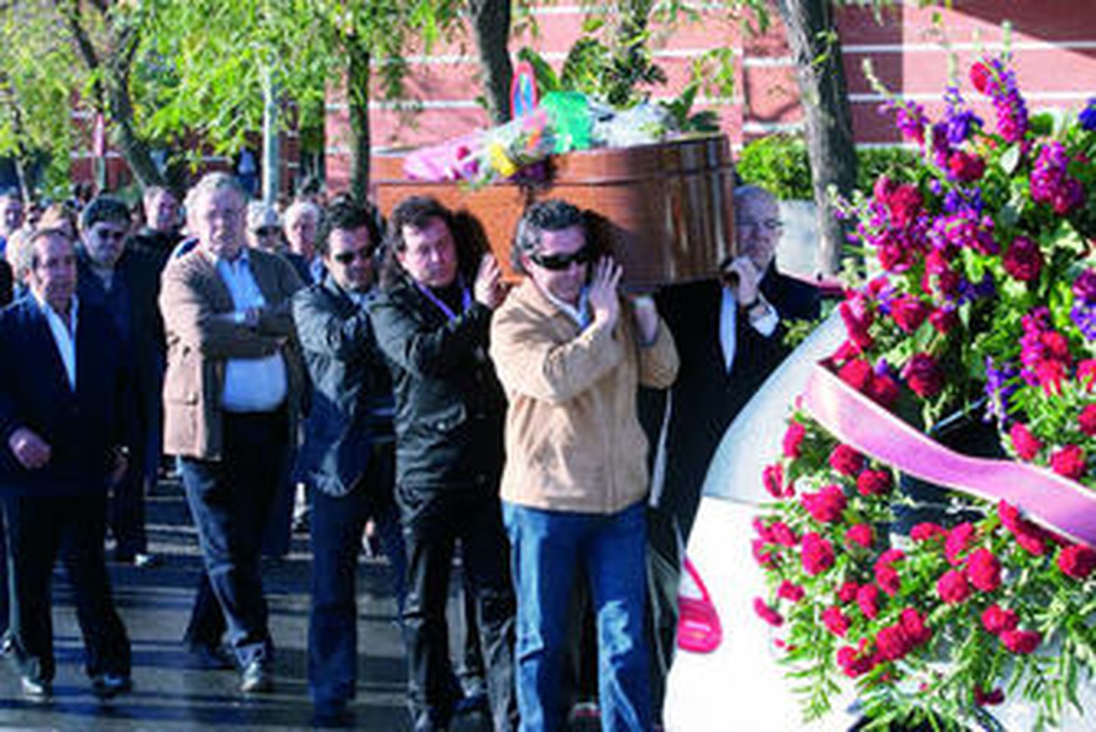 Amigos artistas y familiares portaron el féretro del cantaor hasta el cementerio de Sevilla.