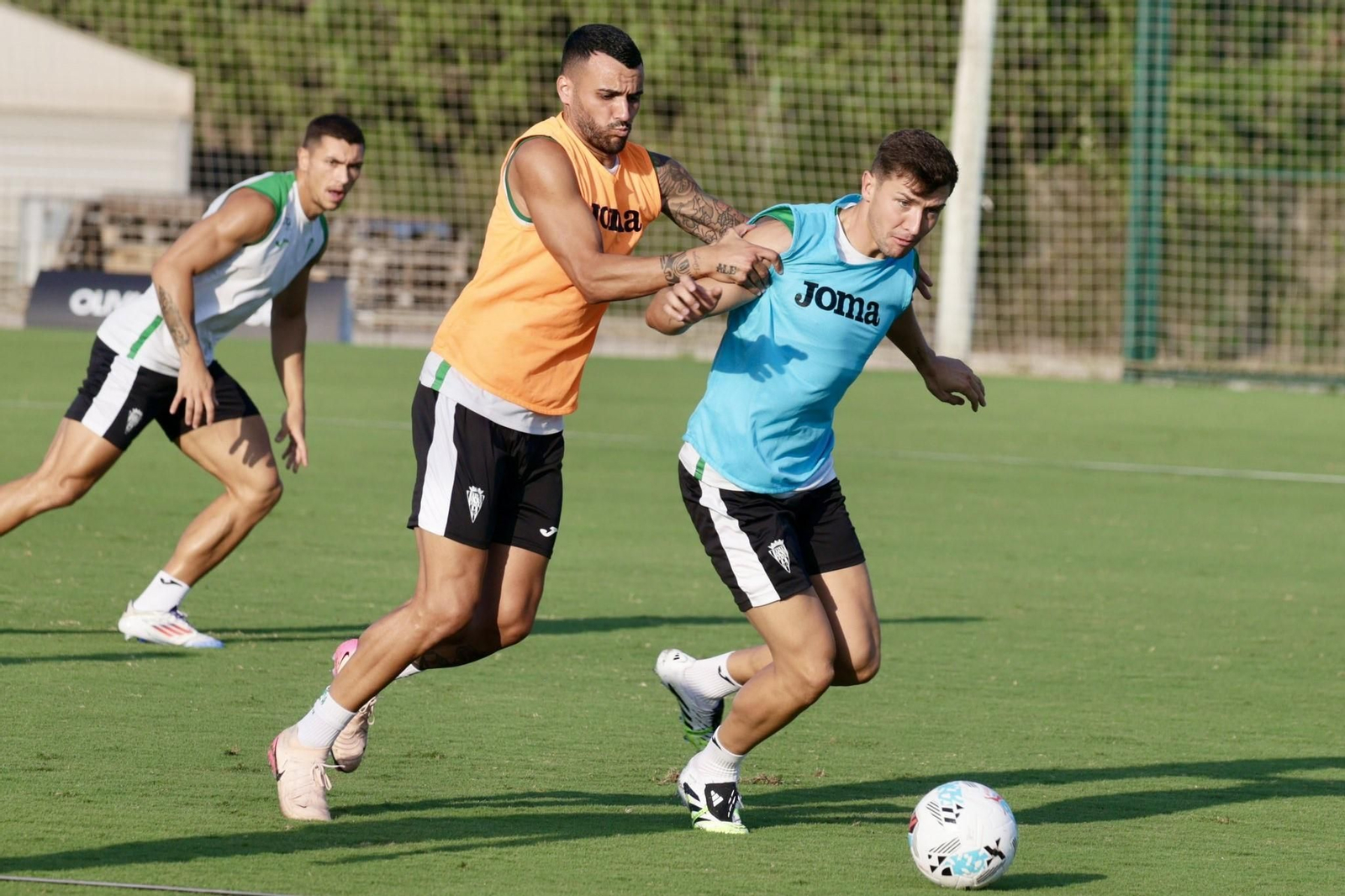 Álex Martín presiona a Alberto del Moral en el último entrenamiento del Córdoba CF en Oliva.