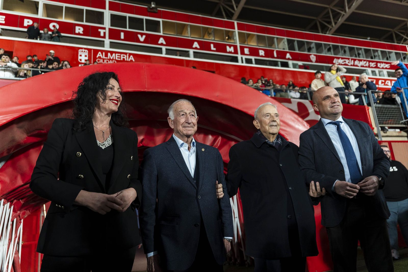 Fotogalería del partido homenaje a Guillermo Blanes entre los veteranos de la UD Almería y el FC Barcelona