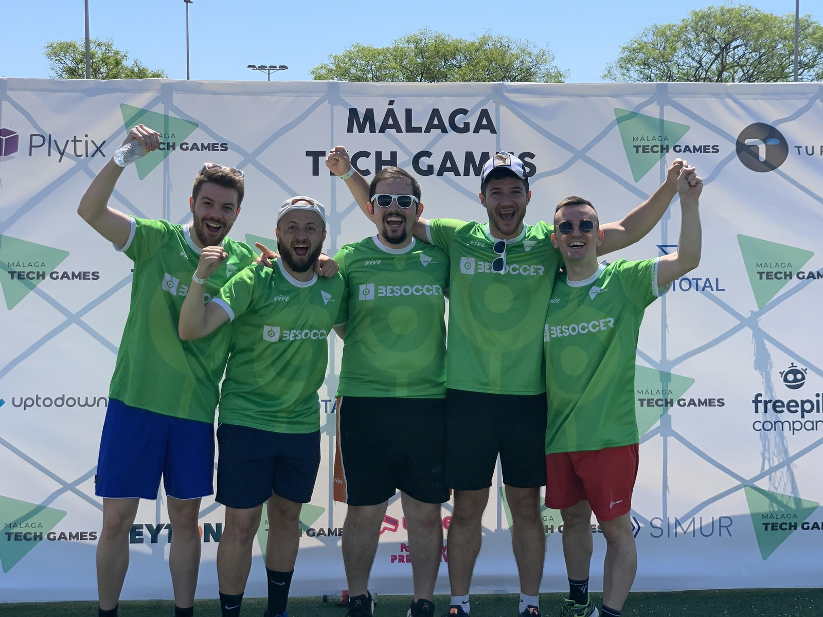 Un equipo formado por trabajadores de BeSoccer celebran su victoria.
