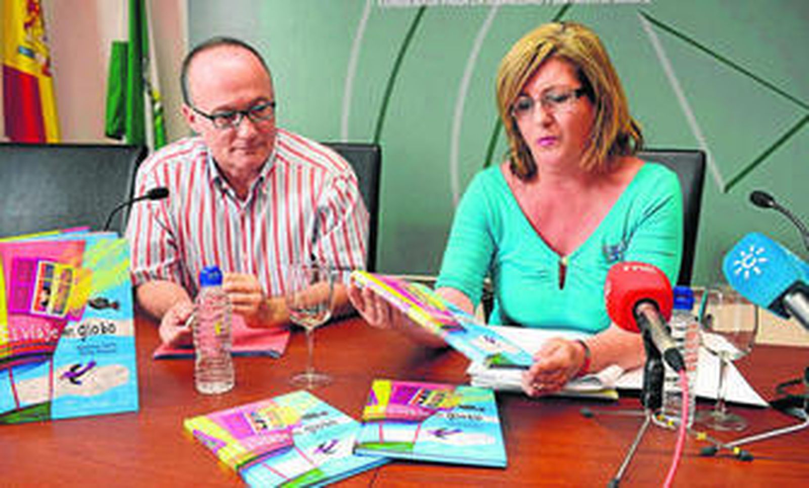 Dolorés Virués junto a Alberto Arnaldo en la presentación del libro ayer por la mañana.
