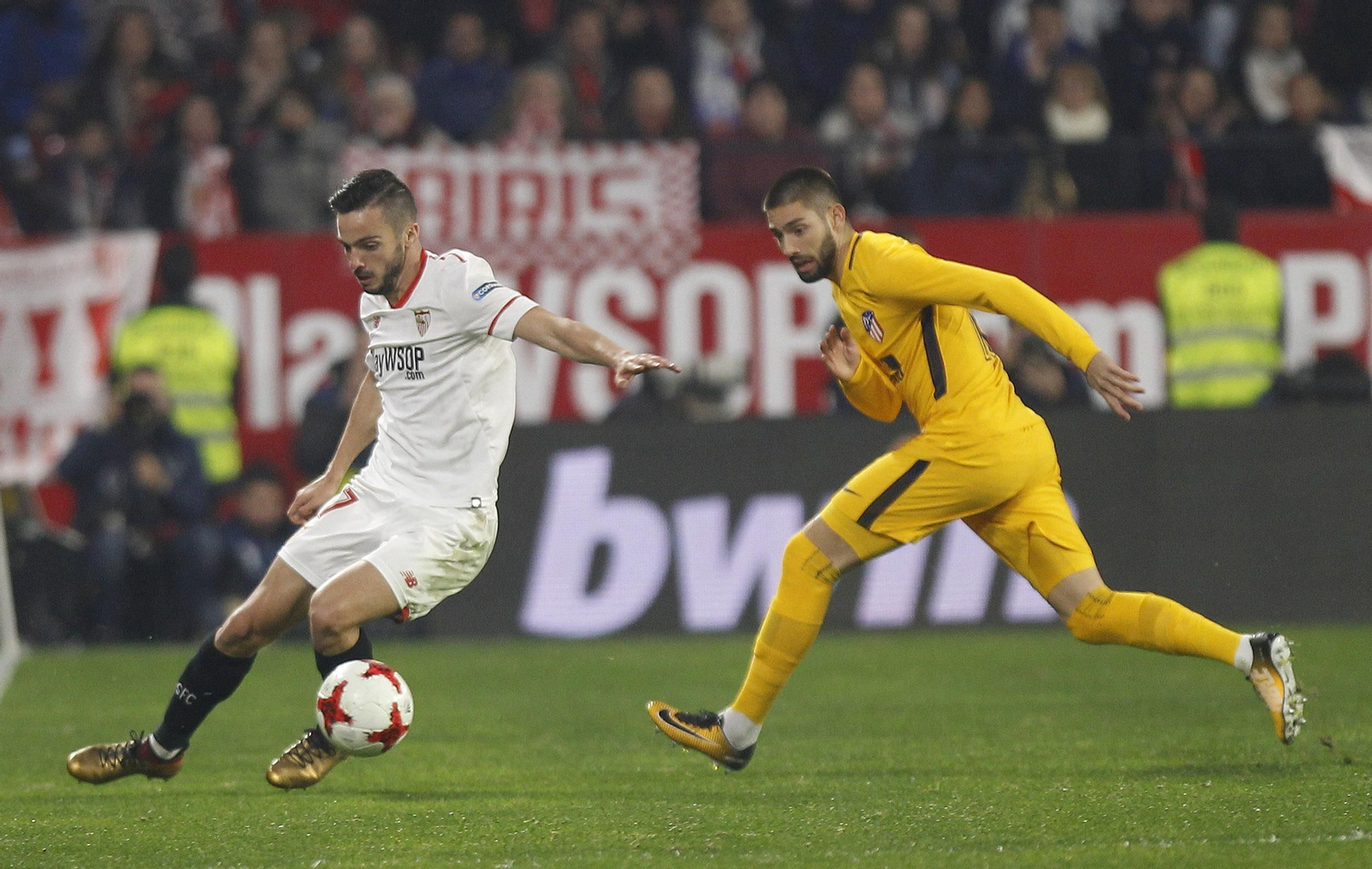 El sevillista Sarabia recorta ante Carrasco.