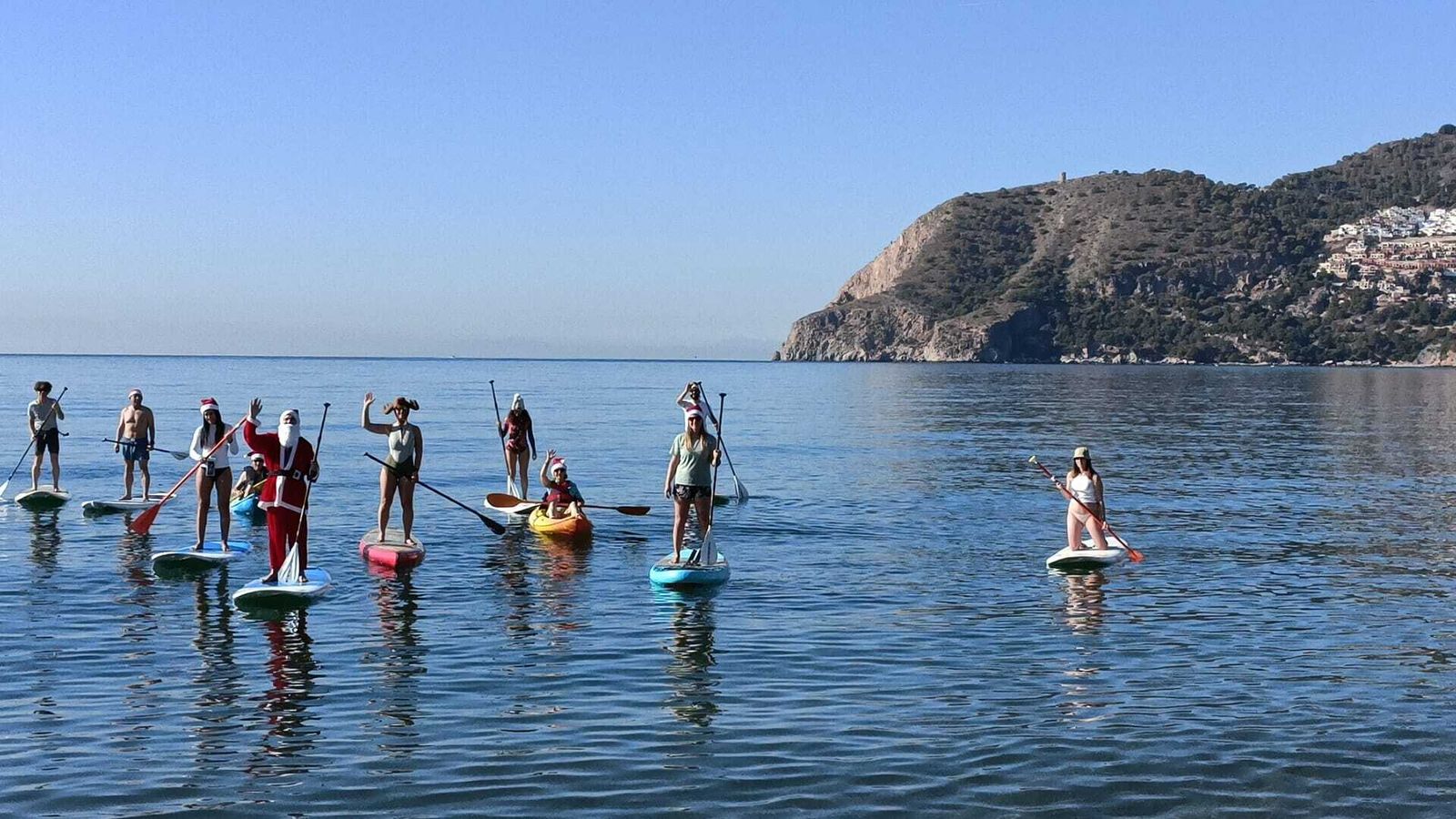Papá Noel llega a La Herradura en paddle surf