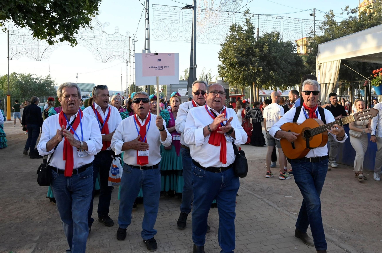 El pasacalles de coros rocieros en la Feria de Córdoba