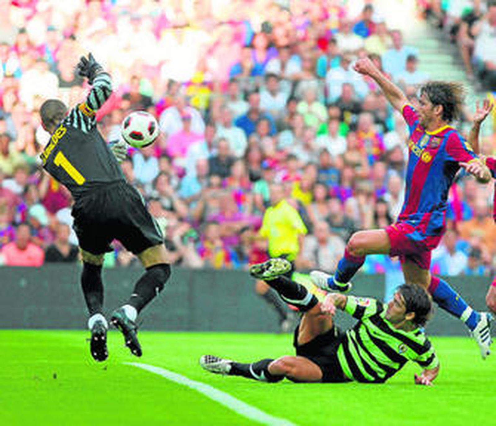 Víctor Valdés intenta en vano atajar el balón en la jugada del primer gol.