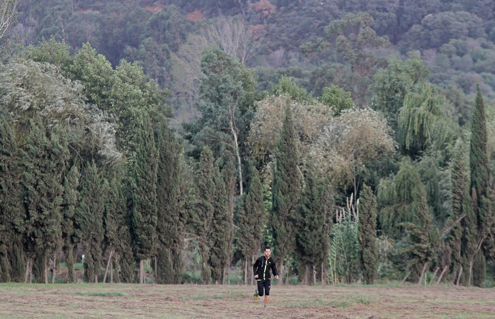 Un deportista corre por Los Alcornocales en una competición deportiva.