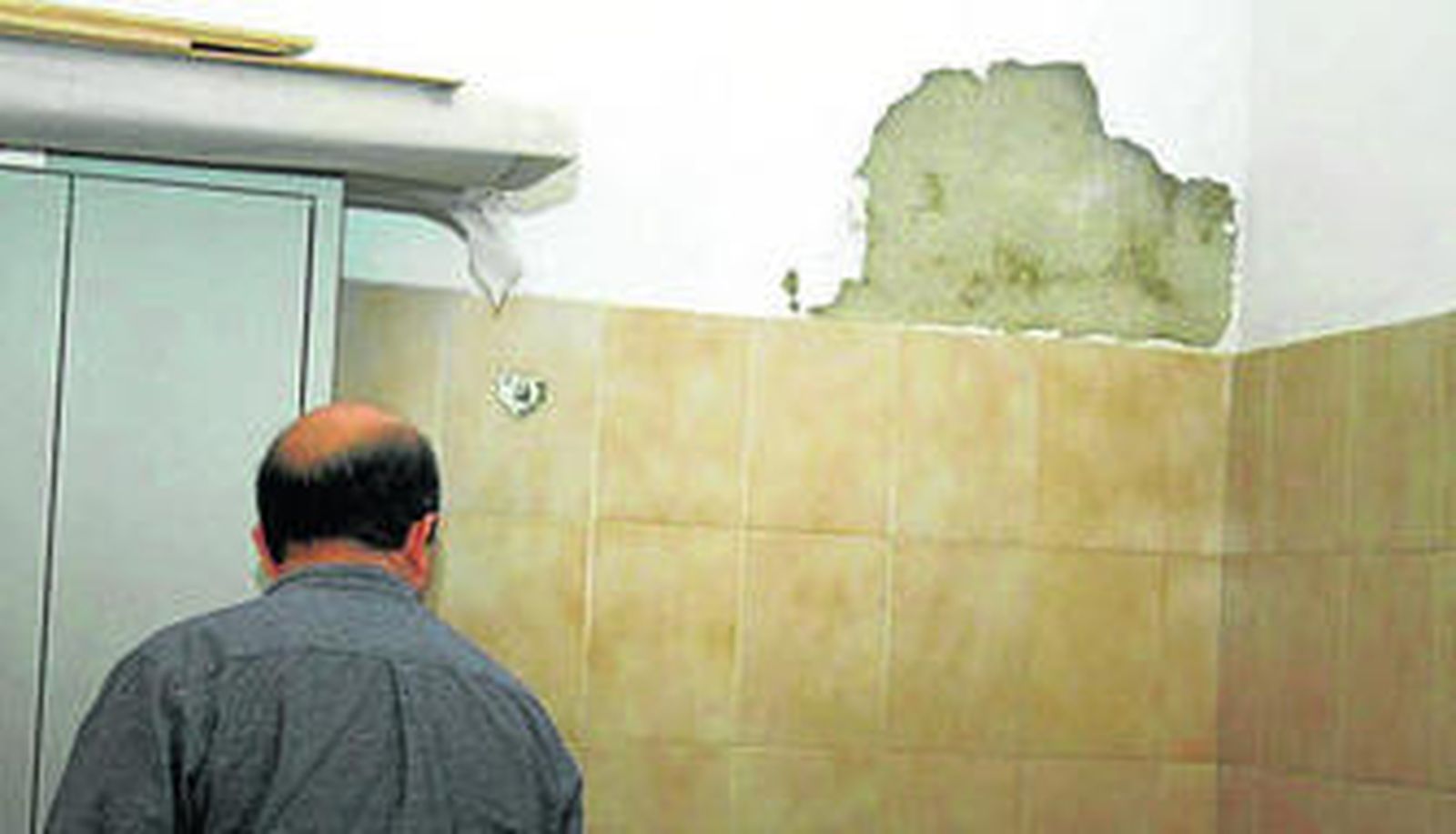 El director de la Escuela de Arte León Ortega toca una columna en una de las paredes que da al patio central.