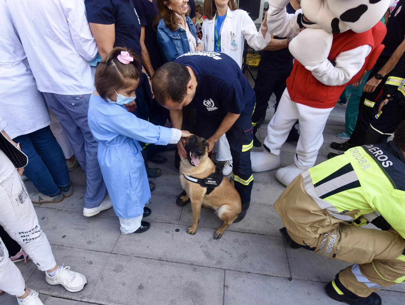 El Reina Sofía celebra el Día del Niño Hospitalizado con la visita de los bomberos, en imágenes