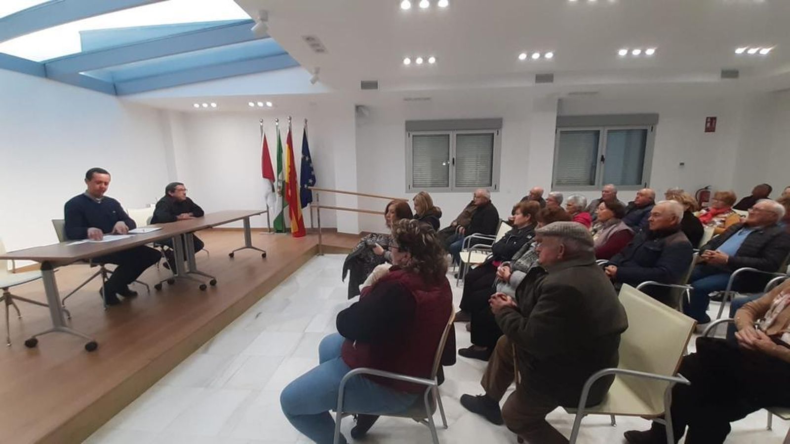Momento de la charla con pensionistas en Serón.