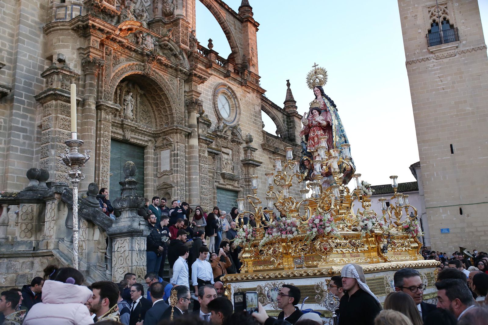 La Santísima Virgen del Sagrado Corazón por el reducto catedralicio.